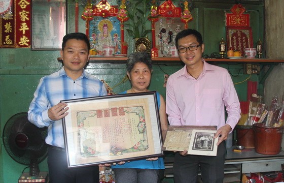 李秀娟（中）與侄兒李偉賢（右）把先輩留下的寶貴證件捐贈 給本文作者麒麟提倡的計劃。