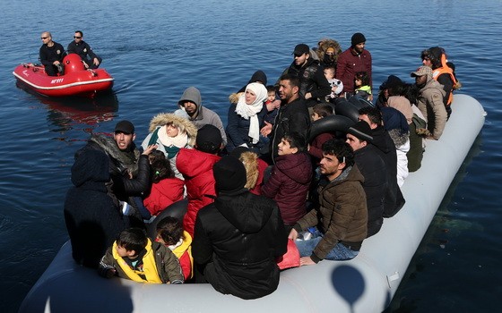 在希臘萊斯沃斯島一艘載有難民和移民的船隻靠近當地港口塞爾米。（圖源：新華社）