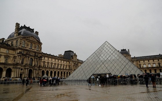 法國羅浮宮博物館職員憂疫情罷工，博物館被迫閉館。（圖源：互聯網）