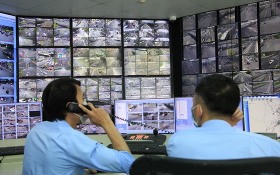 西貢河隧道管理中心連接逾700個攝像頭以調整交通。