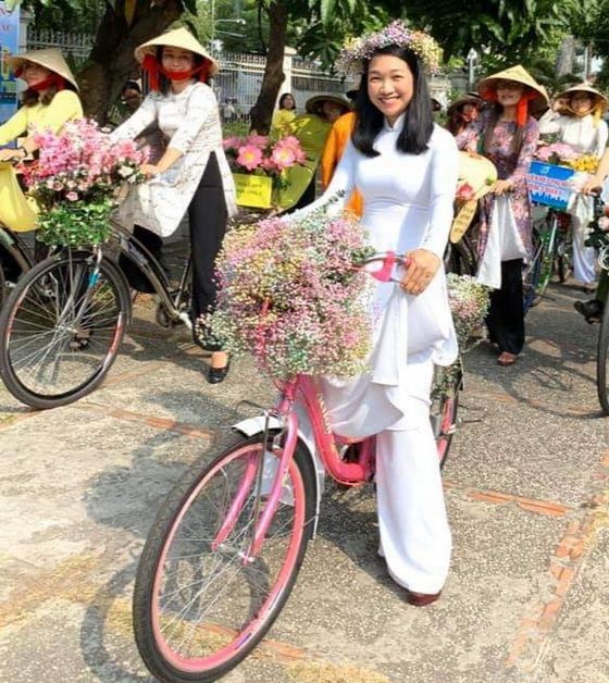 華人女企業家龐美玲參加穿長衫 騎自行車遊行活動。