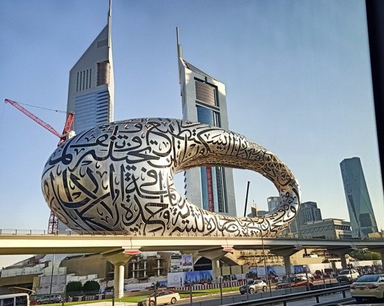 迪拜獨特建築之一：外形環狀、外部鐫刻著阿拉伯書法屬於3D 建築的“未來博物館”。後面兩棟便是阿聯酋大廈。