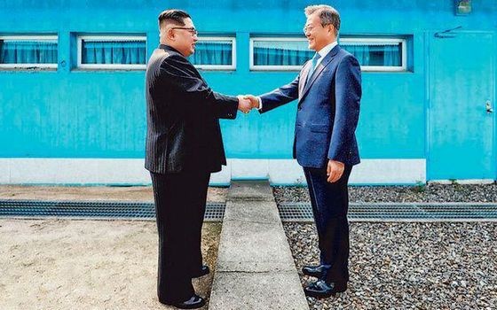 圖為朝鮮領袖金正恩（左）和韓國總統文在寅2018年4月在板門店會晤。（圖源：AFP）