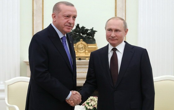 俄總統普京（右）會見土總統埃爾多安。（圖源：新華社）