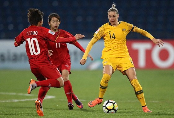 越南女隊(紅衣)與澳大利亞女隊比賽一瞥。（圖源：互聯網）