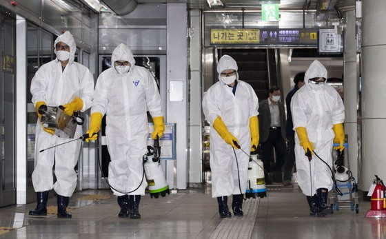 工作人員在地鐵站進行消毒。（圖源：新華社）