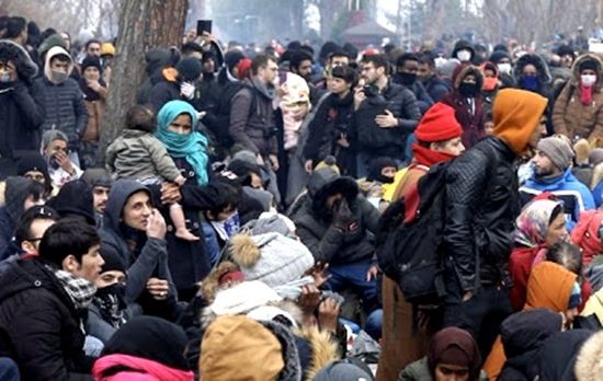 數千難民被困在土耳其和希臘邊境。（圖源：互聯網）
