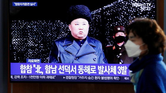 韓國首爾市民觀看朝鮮發射武器電視報道。（圖源：路透社）