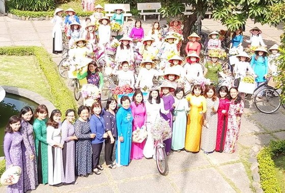 第五郡越、華婦女會響應“長衫-越南文化遺產”活動。