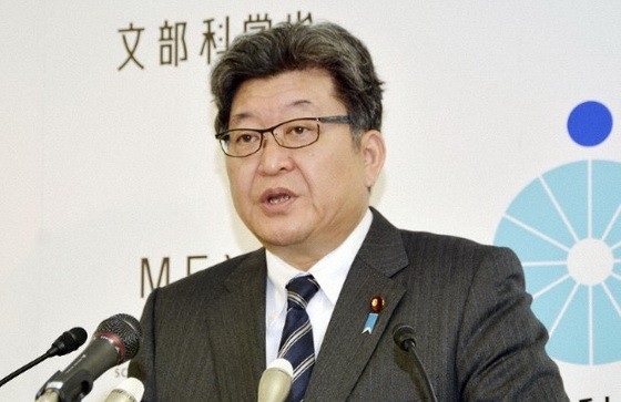 3月10日在東京舉行內閣會議後，日本文部科學相萩生田光一在新聞發佈會上發表講話。（圖源：共同社）