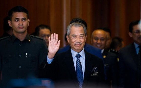 3月9日，在馬來西亞普特拉賈亞，馬來西亞總理穆希丁（中）在總理府出席新聞發佈會。馬來西亞總理穆希丁9日宣布新的內閣名單。（圖源：新華社）