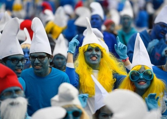 參加者都打扮成藍精靈。（圖源：互聯網）