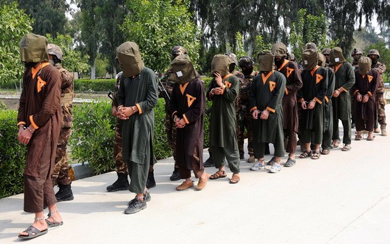 圖為被押解的塔利班囚犯。（圖源：路透社）
