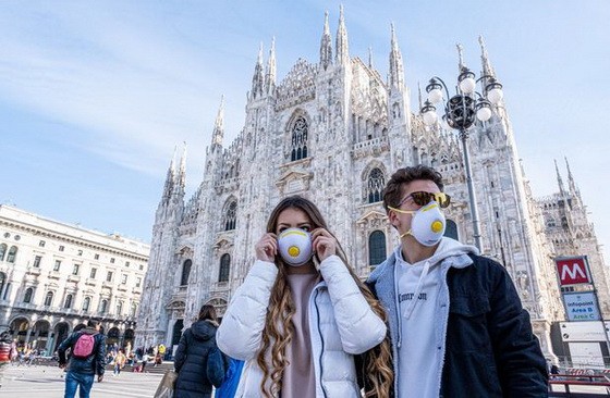 在意大利景區戴口罩的遊客。（圖源：互聯網）