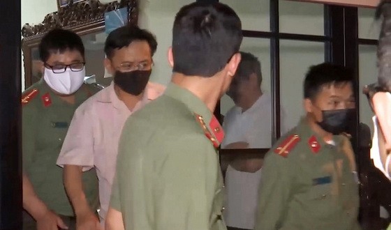 法警押送涉案嫌犯阮明科（左二）離開私宅。（圖源：警方提供）