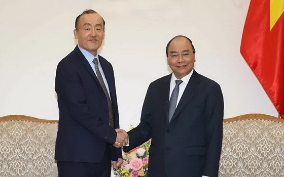 政府總理阮春福（右）接見世衛組織駐越南首席代表朴啟東博士。（圖源：越通社）