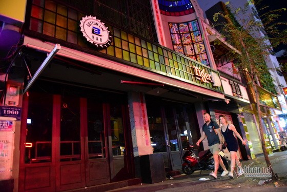 市人委會要求暫停電影院、酒吧、電遊網吧、按摩店、卡拉OK店、舞廳、舞台的活動。（圖源：Vietnamnet）