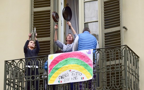 意大利人陽台放歌以示抗疫決心。（圖源：路透社）
