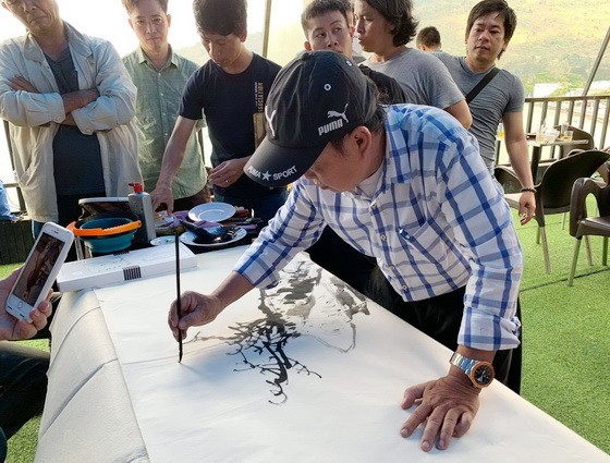 市美術協會特地安排人民藝人張路畫家引導水彩畫。