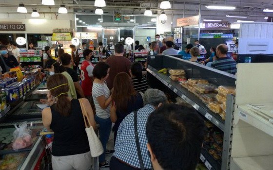 菲律賓呂宋島強化社區隔離 超市貨架被掃空菲律賓呂宋島強化社區隔離，超市貨架被掃空。（圖源：互聯網）菲律賓呂宋島強化社區隔離，民眾恐慌搶購。（圖源：互聯網）