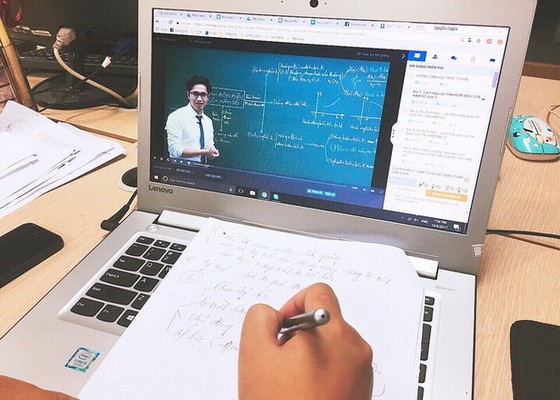新冠肺炎疫情期間，學生在家使用電腦進行線上學習。