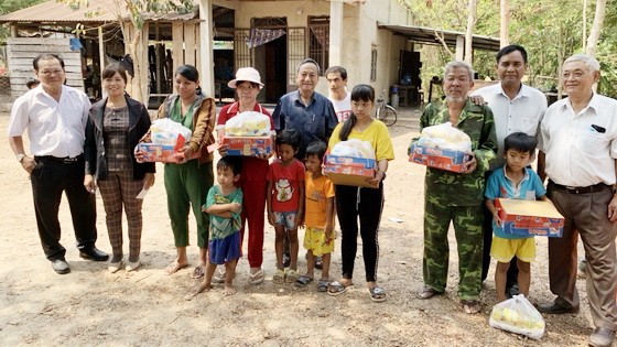向高棉族同胞派發禮物。