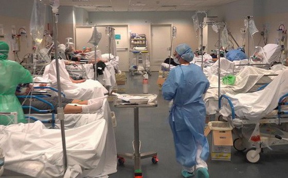 圖為意大利北部貝加莫省一間主要醫院的急症室實況。（圖源：Sky News）