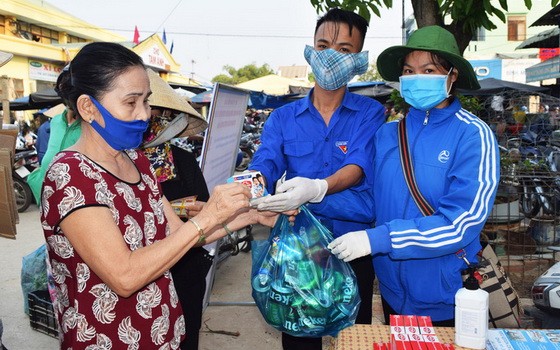 廣南省山城縣的一名居民以塑料垃圾換取防控新冠肺炎用品。（圖源：宏強）