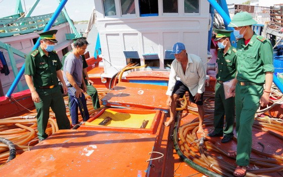 職能力量突查漁船上運輸來歷不明的燃油。