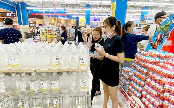 消費者在平新Aeon超市購物。
