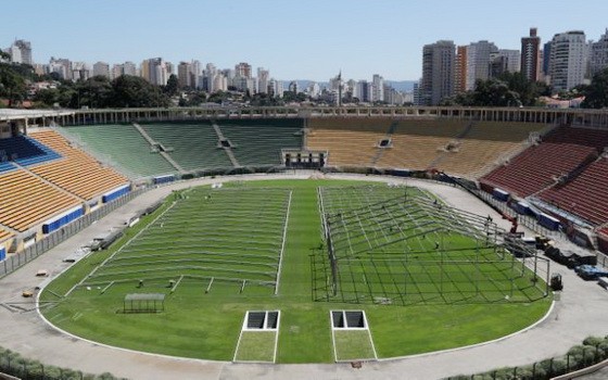 當地時間3月23日，巴西聖保羅，工人們在Pacaembu體育場建造一家臨時野戰醫院。（圖源：互聯網）