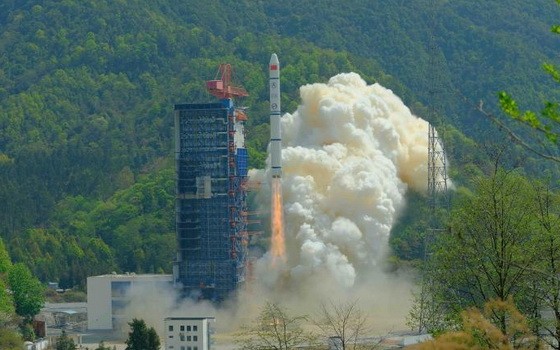 北京時間3月24日11時43分，中國在西昌衛星發射中心用長征二號丙運載火箭，成功將遙感三十號06組衛星發射升空。（圖源：中新網）