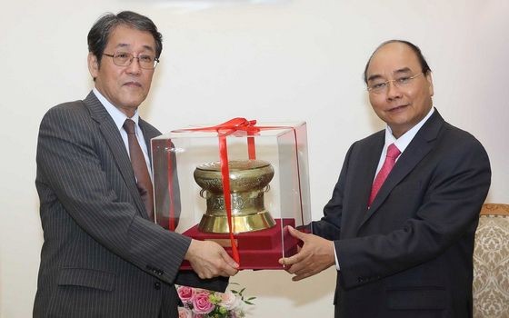 政府總理阮春福（右）接見日本大使邦夫梅田。（圖源：）