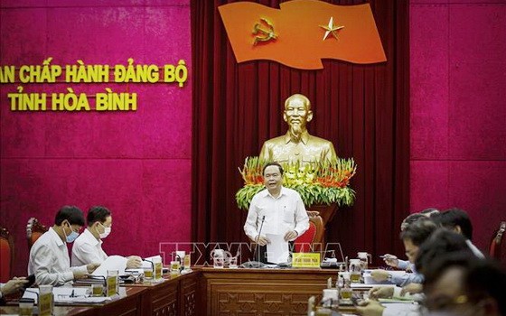 黨中央書記、越南祖國陣線中央委員會主席陳清敏（中）在會議上發表講話。（圖源：越通社）