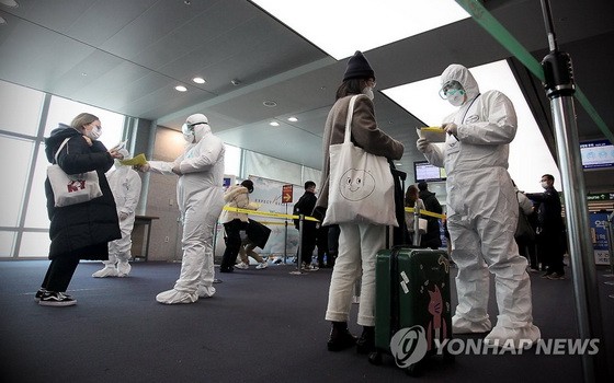 3月22日，在仁川機場，韓國陸軍首都軍團特攻團官兵協助檢疫工作。（圖源：韓聯社）