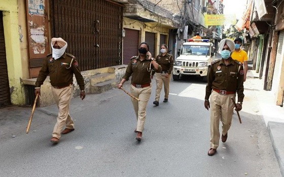 印度旁遮普邦警方在街頭巡邏。（圖源：AFP）