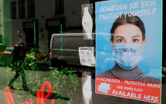 奧地利進一步收緊了新冠肺炎期間的防疫措施，推出“強制口罩令”，要求每個公民外出購物時，必須佩戴口罩。（圖源：互聯網）