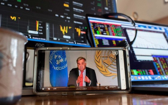 聯合國秘書長古特雷斯通過視頻向媒體簡要介紹了新冠肺炎大流行對社會經濟影響。（圖源：UN）