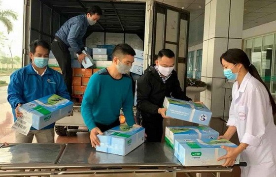 民眾購買奶品送到中央熱帶病醫院，攜手合力防控新冠肺炎疫情。