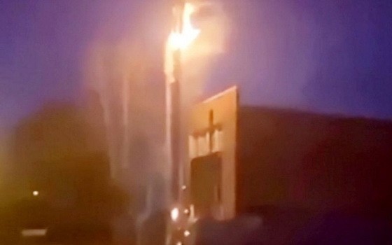 英國默西塞德郡的一座5G信號塔遭人放火破壞。（圖源：視頻截圖）