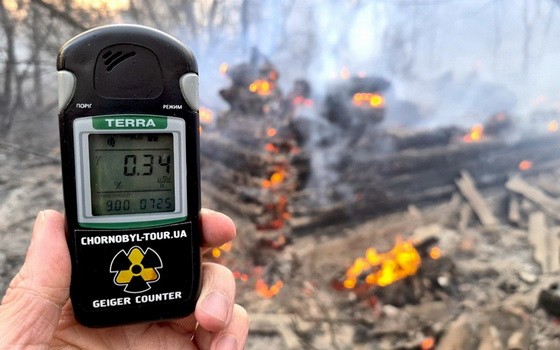 烏克蘭生態檢查部門負責人菲爾索夫在其臉書賬號上表示，“火情中心位置的輻射量很不幸超過了正常閾值”。（圖源：互聯網）