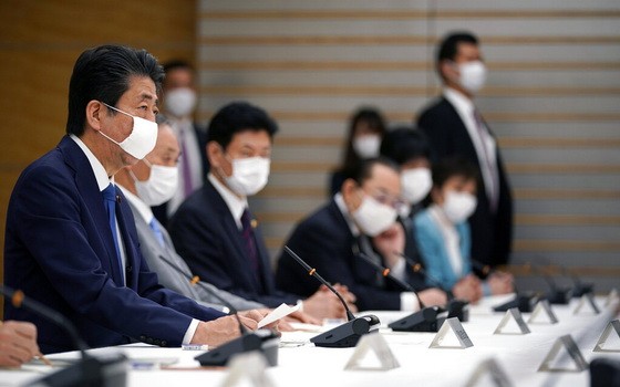 日本首相安倍晉三在東京出席疫情對策總部會議時的情形。（圖源：AP）