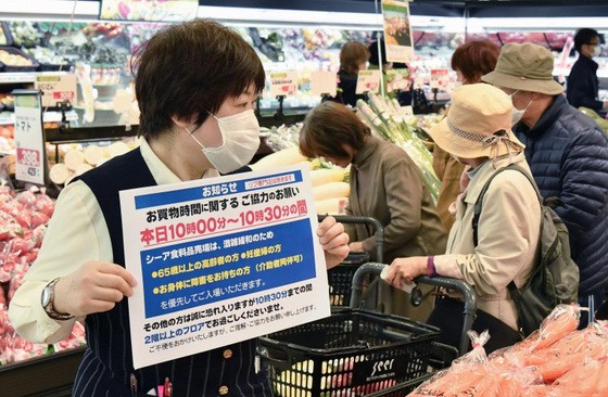 日本生活協同組織“CO-OP神戶”8日開始對兵庫縣和大阪府全部99家超市實施開門後30分鐘僅限老年人和殘障人士等入店的措施。（圖源：共同社）