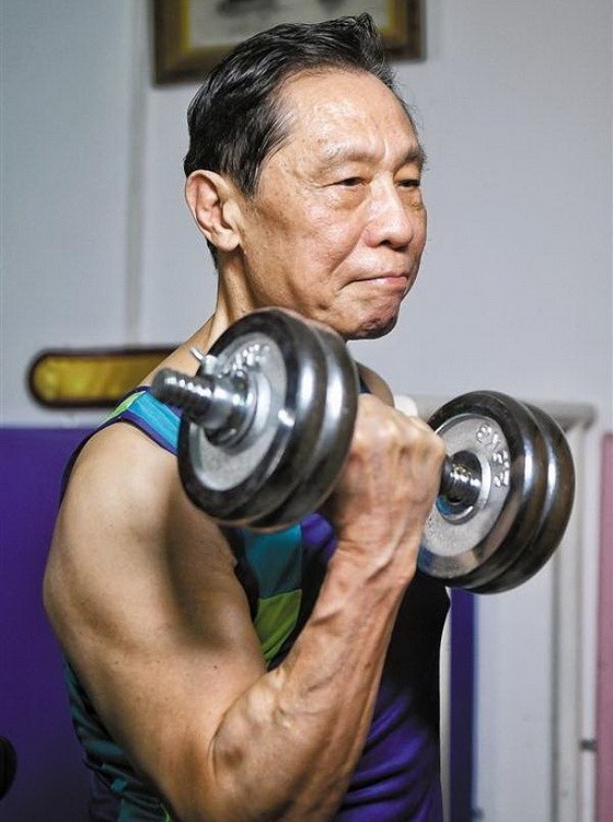 鍾南山院士進行肌肉訓練。（圖源：互聯網）