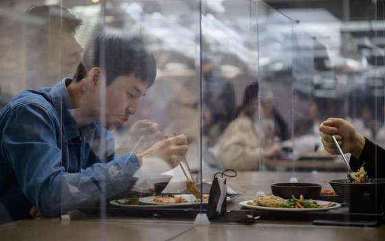 韓國一餐廳設玻璃罩保證用餐安全。（圖源：AFP）