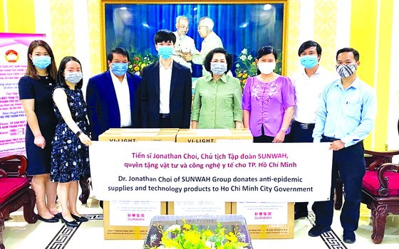 新華集團越南總監蔡卓思代表集團向本市市政府捐贈抗疫物資。