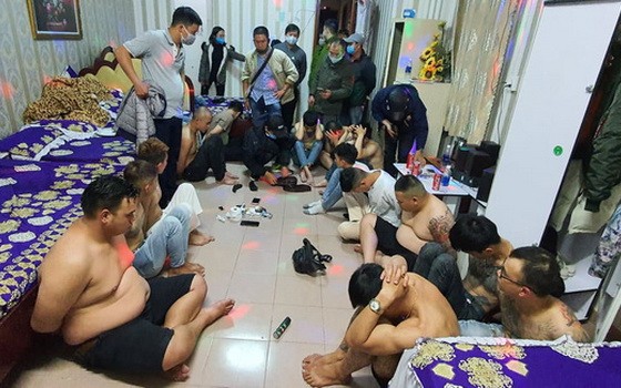 職能力量突擊檢查時現場發現16名男女青年正沉醉在毒品狂歡狀態中。（圖源：警方提供）