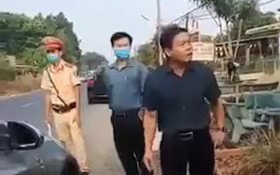 外出不戴口罩且拒測體溫者劉文清（右）現場怒罵防疫執勤人員。（圖源：視頻截圖）