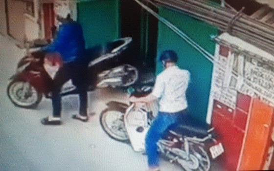 竊賊已 “成功”偷走一輛摩托車(在社交網上截圖)。