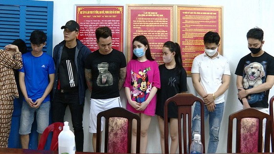 8名聚集吸毒的男女青年被刑拘。（圖源：瓊江）